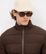Campera masculina de microfibra ultraligera, con diseño acolchado, cuello alto y cierre frontal por cremallera. Cuenta con bolsillos laterales y acabado liso.