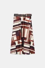 Falda midi de tiro alto en tejido de popelín con diseño evasé. Presenta un estampado geométrico en tonos tierra, crema y negro, e incluye un cinturón a juego con hebilla metálica dorada. Cuenta con cierre lateral mediante cremallera oculta.