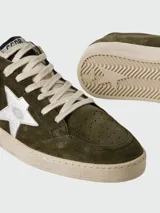 Championes Golden Goose modelo Ball Star, color verde militar de gamuza con estrella plateada y detalles en cuero blanco.