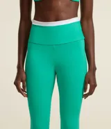 Legging deportiva color verde con cintura alta en contraste color blanco. Confeccionada en tejido de poliamida y elastano, con ajuste ceñido al cuerpo.