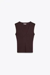 Camiseta negra de corte ajustado (slim fit) con escote en pico profundo y manga sisa.