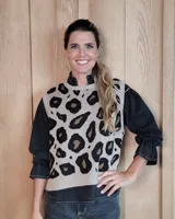 Chaleco tejido de punto con diseño animal print, cuello redondo y sin mangas.