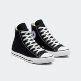 Championes Converse Chuck Taylor All Star de caña alta, color negro con detalles en blanco.