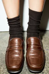 Mocasín de mujer confeccionado en piel con efecto desgastado. Presenta un diseño clásico con antifaz en el empeine, punta redonda y suela plana.