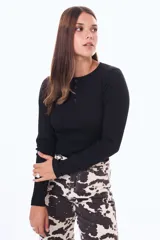 Remera de manga larga en tejido de punto acanalado, color blanco, con cuello redondo y cierre frontal parcial con botones.