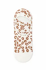 Pack de tres pares de medias invisibles cortas, que incluye un par con estampado animal print, un par liso en color gris oscuro melange y un par marrón con diseño de rayas blancas.