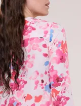 Blusa de gasa estampada Zac & Rachel, con cuello a la base, escote en V con botones frontales y manga larga de largo regulable.