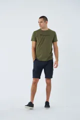 Bermuda cargo de corte recto, color azul marino, con bolsillos laterales tipo cargo, cierre de cremallera y botón, y pasacintos en la cintura.