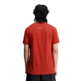 Remera deportiva New Balance Accelerate para hombre, color ladrillo, de manga corta y cuello redondo. Confeccionada en tejido de poliéster reciclado con tecnología NB DRYx para absorción de la humedad y detalles reflectantes.