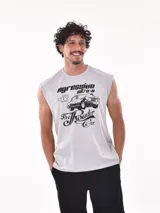 Musculosa sin mangas color gris melange, con cuello redondo y corte oversize. Presenta un estampado frontal con texto en tipografía estilo 'hot rod' y un coche antiguo.