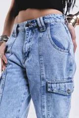 Pantalón cargo de denim estilo babucha, color celeste lavado, con múltiples bolsillos utilitarios en los laterales y puños elásticos en los tobillos.