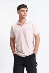 Remera polo clásica color rosado, con bolsillo frontal y calce regular.