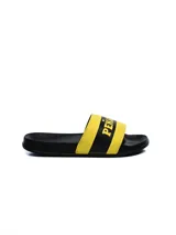 Ojotas negras con franja amarilla con la palabra "PEÑA" en negro.