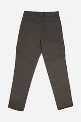 Pantalón cargo color beige, de corte recto y largo hasta el tobillo. Tiene bolsillos laterales tipo cargo con fuelle y solapa, bolsillos delanteros y traseros.