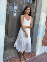 Vestido solero blanco de largo midi y breteles finos regulables.