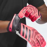 Guantes de arquero Adidas Predator Training, color rosa neón y negro. Presentan palma de látex Soft Grip para agarre y amortiguación, y cierre elástico en la muñeca para un ajuste seguro.