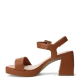 Sandalias de cuero color marrón con plataforma frontal y taco block. Presentan una tira frontal ancha y una pulsera al tobillo con hebilla ajustable.