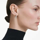 Aros tipo argolla plateados con perlas blancas y cristales blancos.