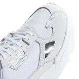 Championes Adidas modelo Falcon W, de diseño retro inspirado en los años 90. Presentan una silueta robusta en color blanco, con una combinación de malla y superposiciones de cuero sintético. Incluyen una entresuela de EVA que proporciona amortiguación y comodidad para el uso diario.
