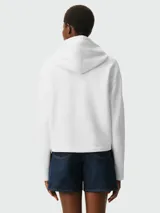 Buzo blanco con capucha y bolsillo tipo canguro, con logo bordado en el pecho.