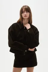 Campera de jean color marrón oscuro, con cierre frontal, cuello clásico y bolsillo frontal tipo parche.
