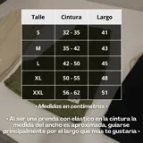 Short marrón de pana con cordón ajustable en la cintura y etiqueta con logo de la marca en el ruedo.