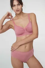 Soutien tipo bralette de microfibra sin costuras, con diseño de doble bretel regulable y detalle fruncido en el centro del escote. Cuenta con cierre de broche doble en la espalda con tres niveles de ajuste.