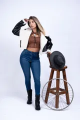 Top negro corto con escote redondo y abertura en el pecho.