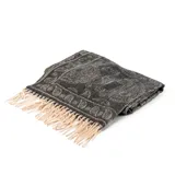 Pashmina rectangular gris con estampado de cachemir en color crema y flecos en los extremos.