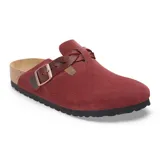 Zueco Birkenstock modelo Boston con diseño trenzado en el empeine, confeccionado en gamuza color bordó. Cuenta con una tira ajustable con hebilla metálica, plantilla de corcho anatómica y suela de goma negra.