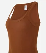 Musculosa básica de calce ajustado confeccionada en tejido rib acanalado. Presenta escote redondo y breteles medios, ofreciendo un diseño versátil y cómodo.