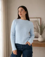 Sweater de punto acanalado en color celeste, con cuello redondo y mangas largas con diseño raglán.