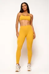 Calza larga color mostaza, de tiro alto y corte ajustado.