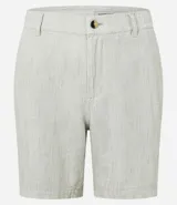 Bermuda de hombre en lino color gris claro, de corte recto, con textura discreta, bolsillos laterales y cierre frontal con botón y cremallera.