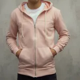 Campera con capucha color rosa, con cierre frontal y bolsillos laterales.