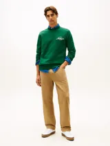 Buzo Tommy Hilfiger de cuello redondo, color verde, con corte regular y logo script bordado en el pecho. Está confeccionado íntegramente en felpa de puro algodón.