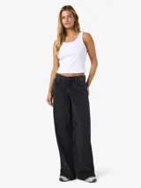 Jean de corte wide leg con tiro medio, confeccionado en denim de color negro. Presenta un diseño clásico de cinco bolsillos, cierre frontal con botón y cremallera, y pernera ancha.