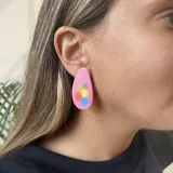 Par de aros de porcelana fría con forma ovalada y diseño abstracto con círculos de colores y strass.