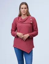 Buzo azul en tejido soft de la marca Ruby Rd. Tiene cuello volcado con aplique de botones y terminación de ruedo asimétrico.