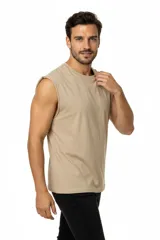 Musculosa negra de algodón, corte holgado y cuello redondo a la base con sisas anchas.