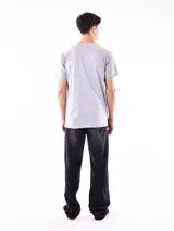 Remera gris con estampado de skater y la palabra 'Urban' en la parte superior.