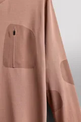 Camiseta de entrenamiento de manga larga Zara Athleticz de color marrón, corte regular fit y cuello redondo. Está confeccionada en tejido técnico elástico de secado rápido y cuenta con un bolsillo en el pecho con cierre de cremallera.