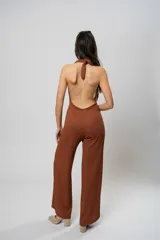 Mono largo color marrón con textura, escote halter, corte holgado, cinturón de cuero con estampado animal y cierre frontal con botones.