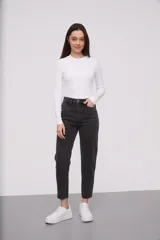 Pantalón jean gris oscuro de corte mom fit y tiro alto, con diseño liso, trabillas para cinto y bolsillos clásicos.