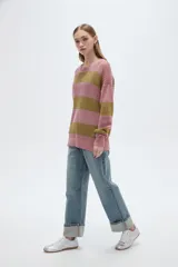 Sweater de tejido de punto calado con diseño a rayas horizontales en color blanco y azul marino, cuello redondo y mangas largas.