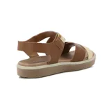 Sandalias de mujer color negro, con tiras cruzadas en el empeine, ajuste elástico en el tobillo y suela plana marrón claro.