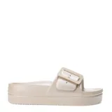 Sandalias tipo slide de plataforma, color negro, con diseño de pala ancha y hebilla decorativa grande en el empeine. Fabricadas en material sintético resistente al agua con suela texturizada.