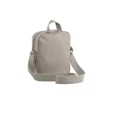 Bandolera Puma Buzz de color negro, diseñada con un compartimento principal con cierre, asa de mano superior y correa ajustable para el hombro. Presenta el logotipo de la marca en relieve en la parte frontal.