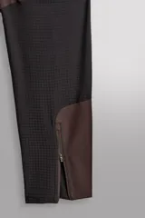 Pantalón de entrenamiento slim fit Zara Athleticz color negro, confeccionado en tejido técnico ligero y elástico con estructura combinada a contraste. Cuenta con cintura elástica ajustable con cordón, bolsillos frontales y trasero con cierre de cremallera, y bajo ajustable con cremallera en los laterales.