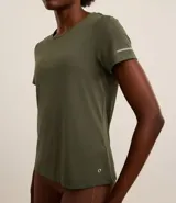 Remera deportiva de cuello redondo y manga corta, confeccionada en tejido texturizado con detalle reflectante y pliegue en la espalda.